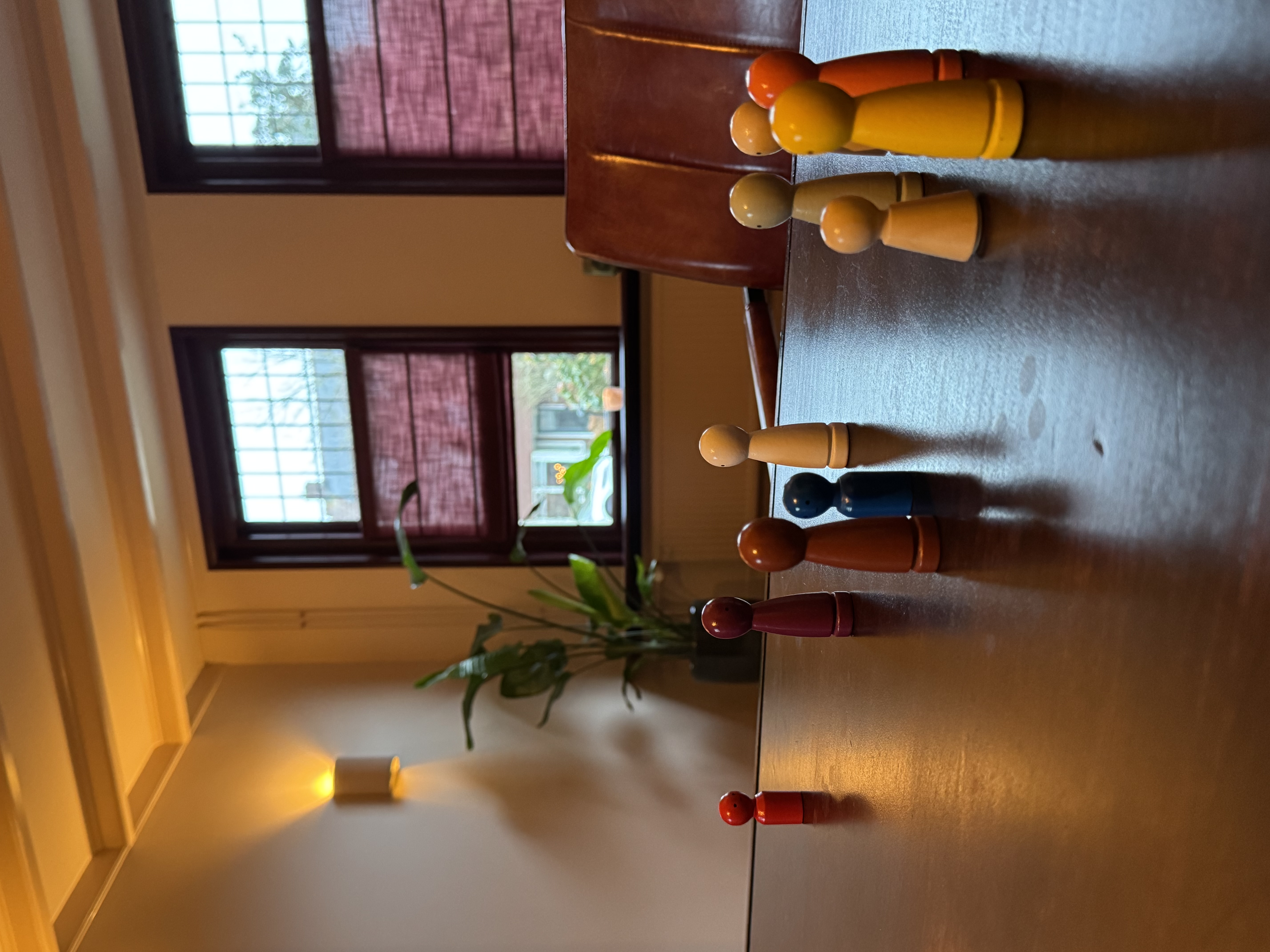 Tafelopstelling met houten poppetjes tijdens een familieopstelling