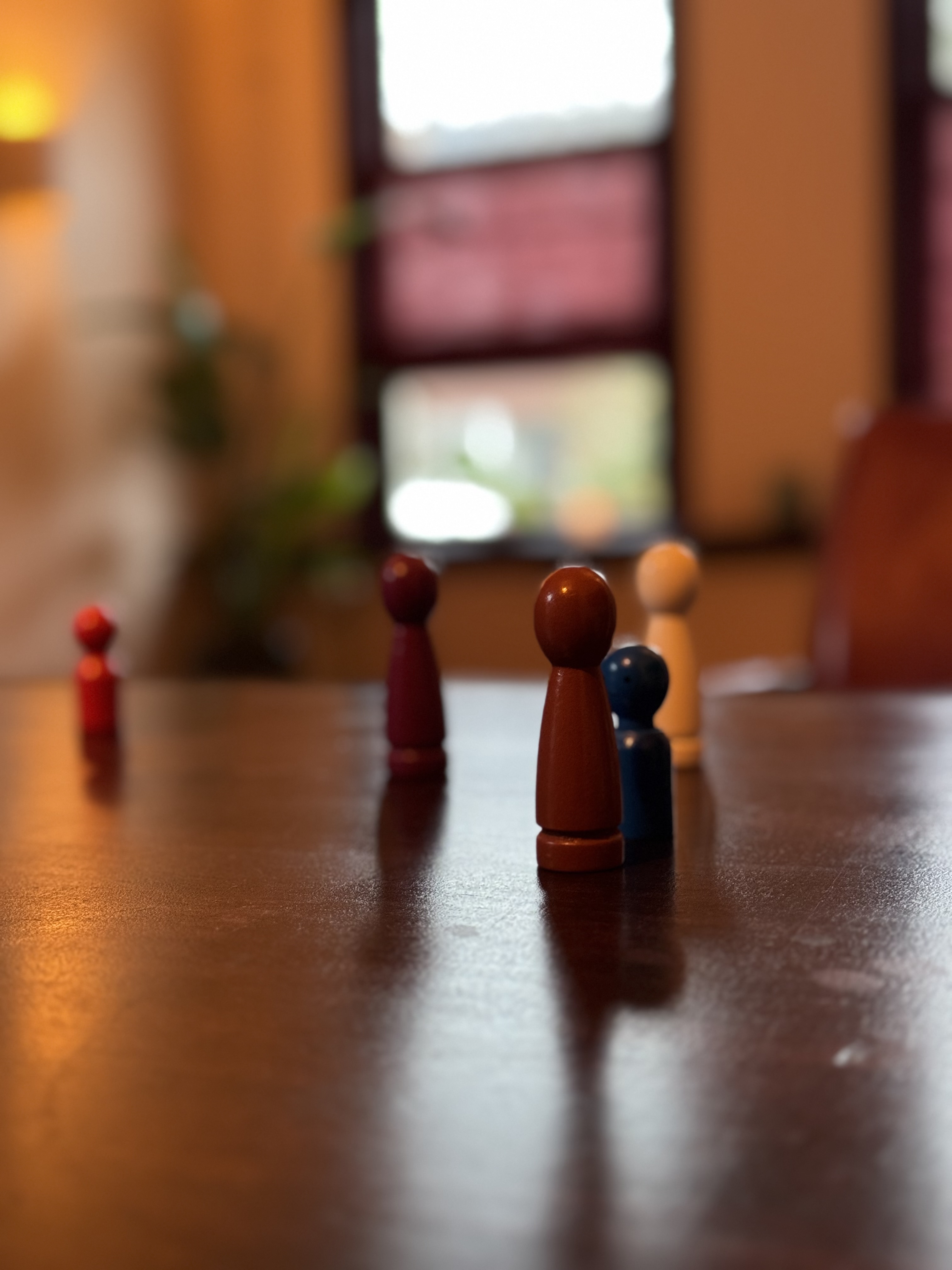 Online tafelopstelling met houten pionnen vanuit huis via Zoom