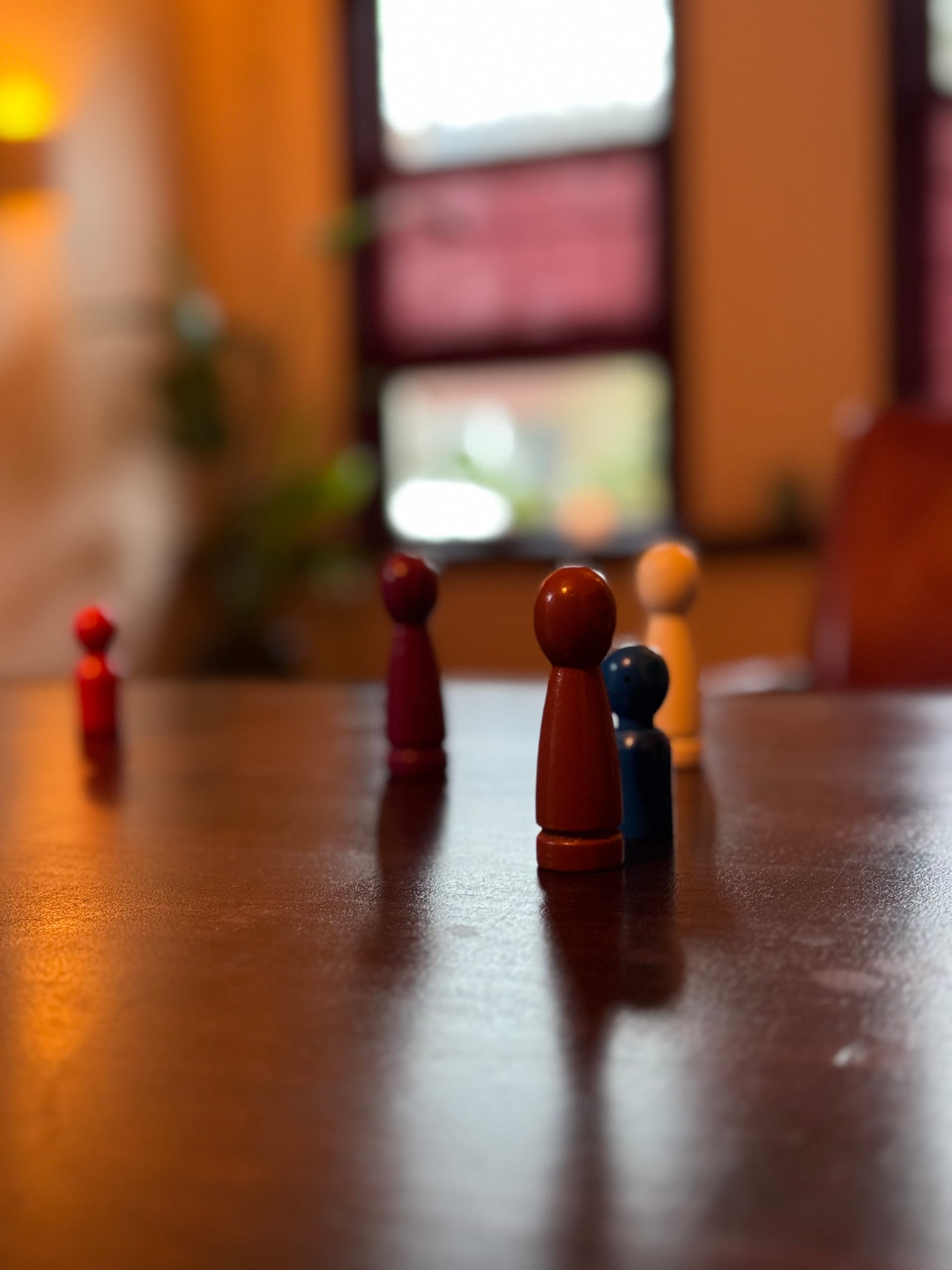 Tafelopstelling met houten pionnen tijdens individuele familieopstelling IJsselstein